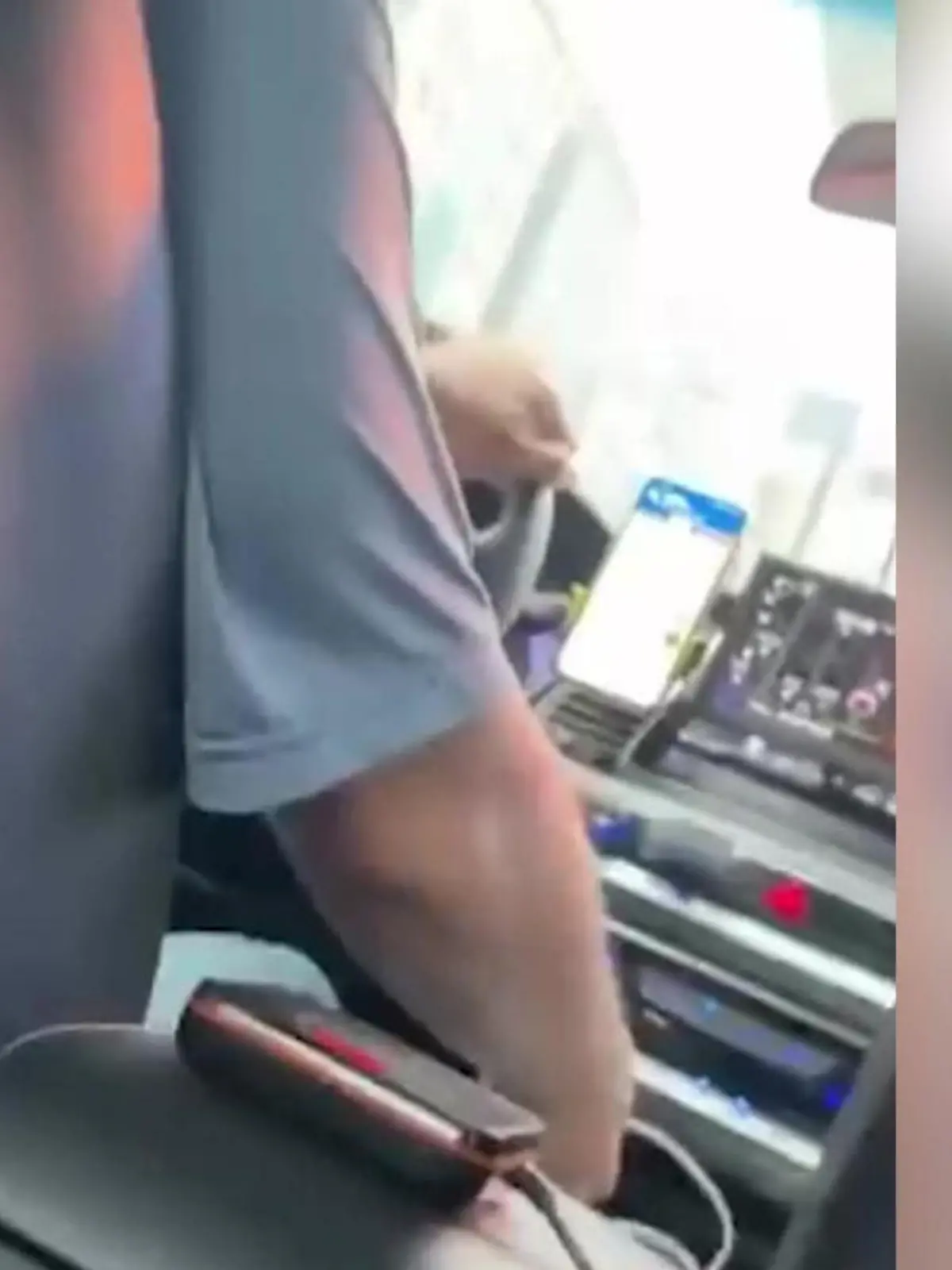Taxifahrer bietet Touristin an, mit ihrem Körper zu bezahlen.