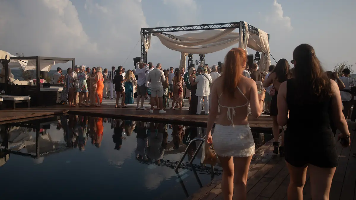 Menschen nehmen an der Feier zum 20-jährigen Bestehen des Purobeach Palma auf Mallorca teil. Der Purobeach Palma Beach Club ist eine der emblematischsten Bars auf der Insel mit einem Blick auf die Bucht von Palma.