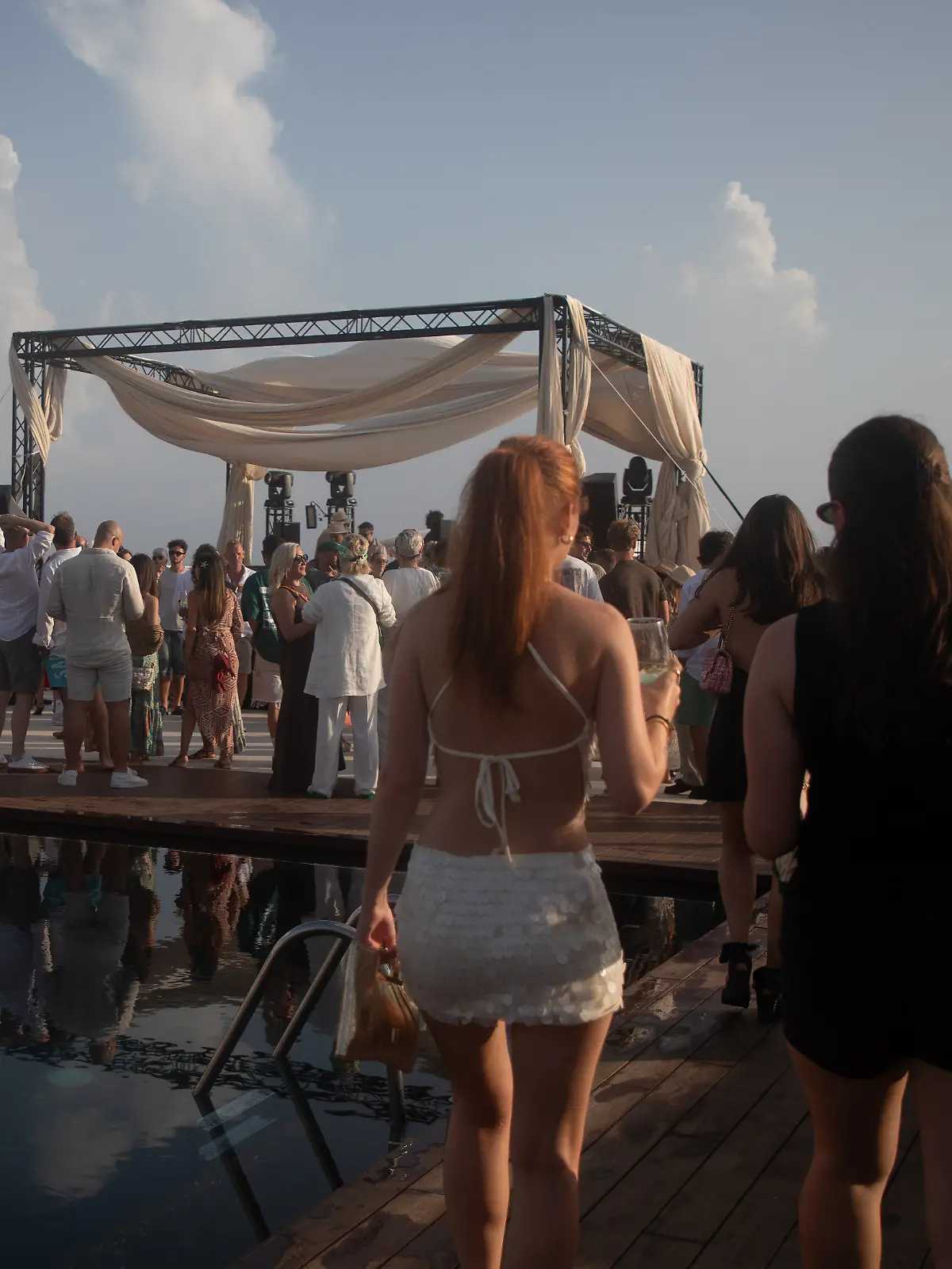 Menschen nehmen an der Feier zum 20-jährigen Bestehen des Purobeach Palma auf Mallorca teil. Der Purobeach Palma Beach Club ist eine der emblematischsten Bars auf der Insel mit einem Blick auf die Bucht von Palma.