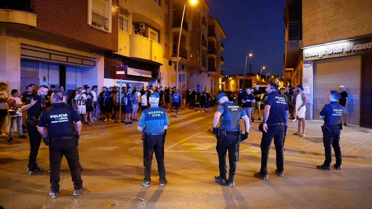 12.07.2025, Spanien, Torre Pacheco (murcia): Lokale Polizisten und Beamte der Guardia Civil während der Unruhen in Torre Pacheco, Murcia (Spanien). Nach Ausschreitungen in Torre Pacheco mit fünf Verletzten und einer Festnahme soll die Polizeipräsenz für die kommenden Tage deutlich verstärkt werden. Foto: Martín C./EUROPA PRESS/dpa +++ dpa-Bildfunk +++