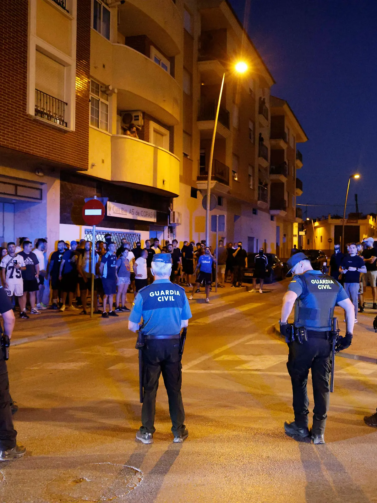 12.07.2025, Spanien, Torre Pacheco (murcia): Lokale Polizisten und Beamte der Guardia Civil während der Unruhen in Torre Pacheco, Murcia (Spanien). Nach Ausschreitungen in Torre Pacheco mit fünf Verletzten und einer Festnahme soll die Polizeipräsenz für die kommenden Tage deutlich verstärkt werden. Foto: Martín C./EUROPA PRESS/dpa +++ dpa-Bildfunk +++