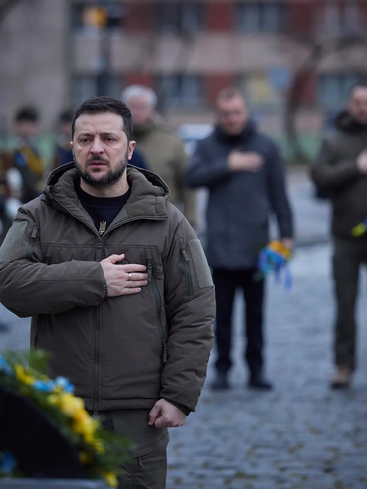 HANDOUT - 11.01.2023, Ukraine, Lwiw: Wolodymyr Selenskyj, Präsident der Ukraine, würdigt ein Denkmal für die gefallenen Verteidiger der Ukraine im Russisch-Ukrainischen Krieg. Foto: -/Ukrainian Presidential Press Office/AP/dpa - ACHTUNG: Nur zur redaktionellen Verwendung und nur mit vollständiger Nennung des vorstehenden Credits +++ dpa-Bildfunk +++