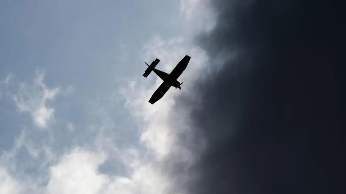 Schreckliche Bilder aus Southend (England). Ein Kleinflugzeug stürzt nach dem Start ab. Wie viele Menschen an Bord waren, ist zu derzeitigem Stand nicht klar. Rettungskräfte eilen sofort zum Unfallort. Noch während sie sich dorthin begeben, bildet sich ein riesiger Feuerball.