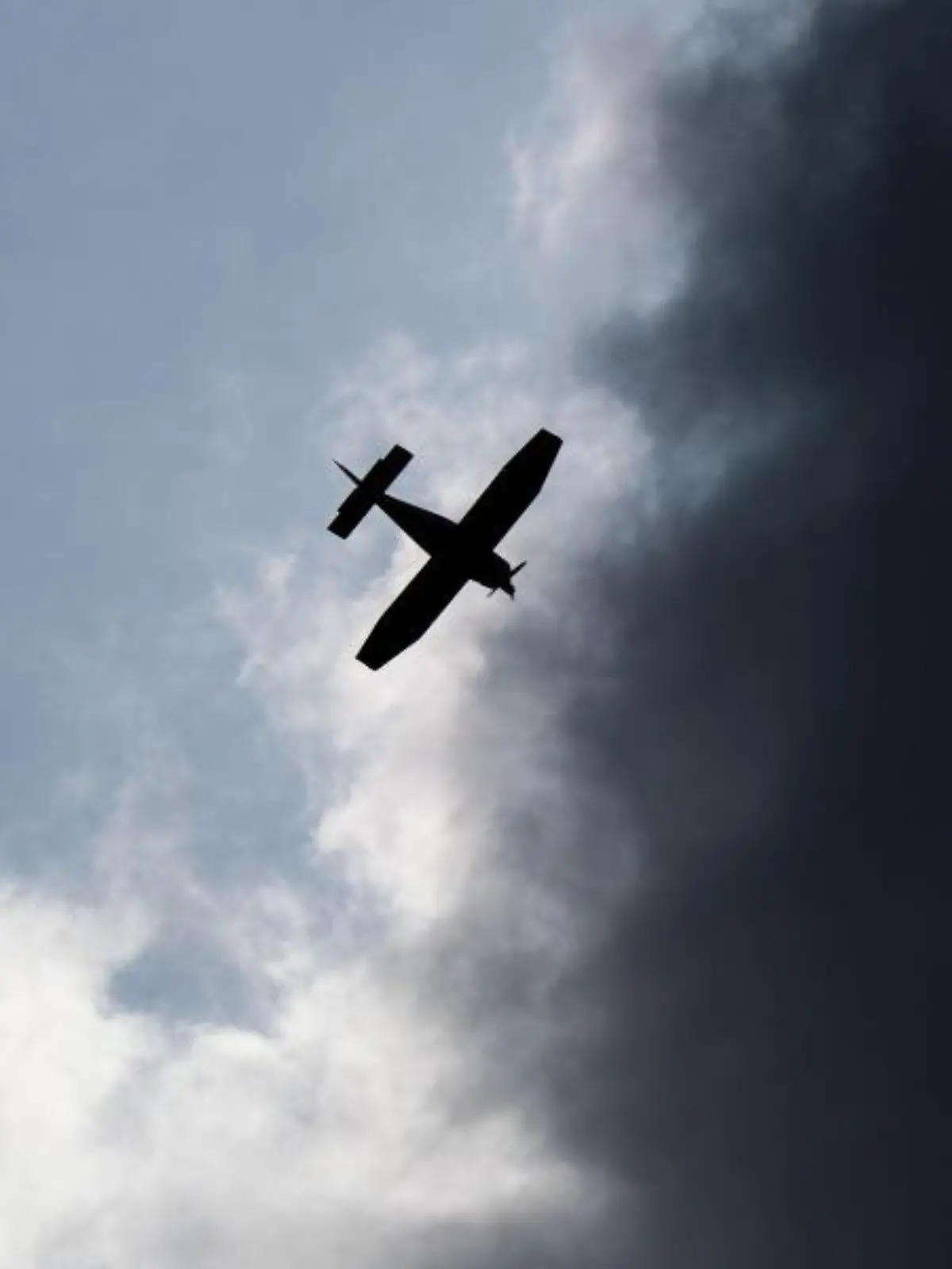 Schreckliche Bilder aus Southend (England). Ein Kleinflugzeug stürzt nach dem Start ab. Wie viele Menschen an Bord waren, ist zu derzeitigem Stand nicht klar. Rettungskräfte eilen sofort zum Unfallort. Noch während sie sich dorthin begeben, bildet sich ein riesiger Feuerball.