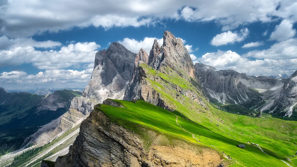 Ein deutscher Wanderer verschwindet in den Dolomiten, die Familie alarmiert die Behörden. Schließlich wird seine Leiche in einer Felsschlucht entdeckt. Der Mann aus Deutschland war allein unterwegs.