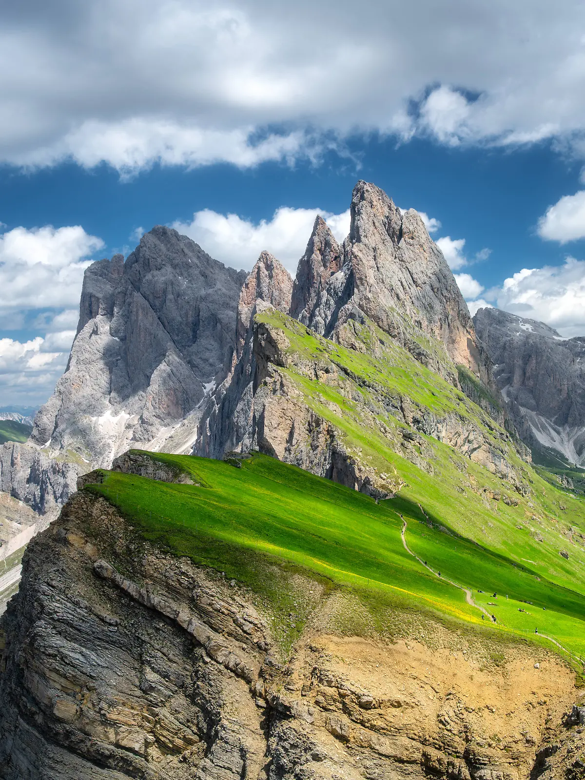 Ein deutscher Wanderer verschwindet in den Dolomiten, die Familie alarmiert die Behörden. Schließlich wird seine Leiche in einer Felsschlucht entdeckt. Der Mann aus Deutschland war allein unterwegs.