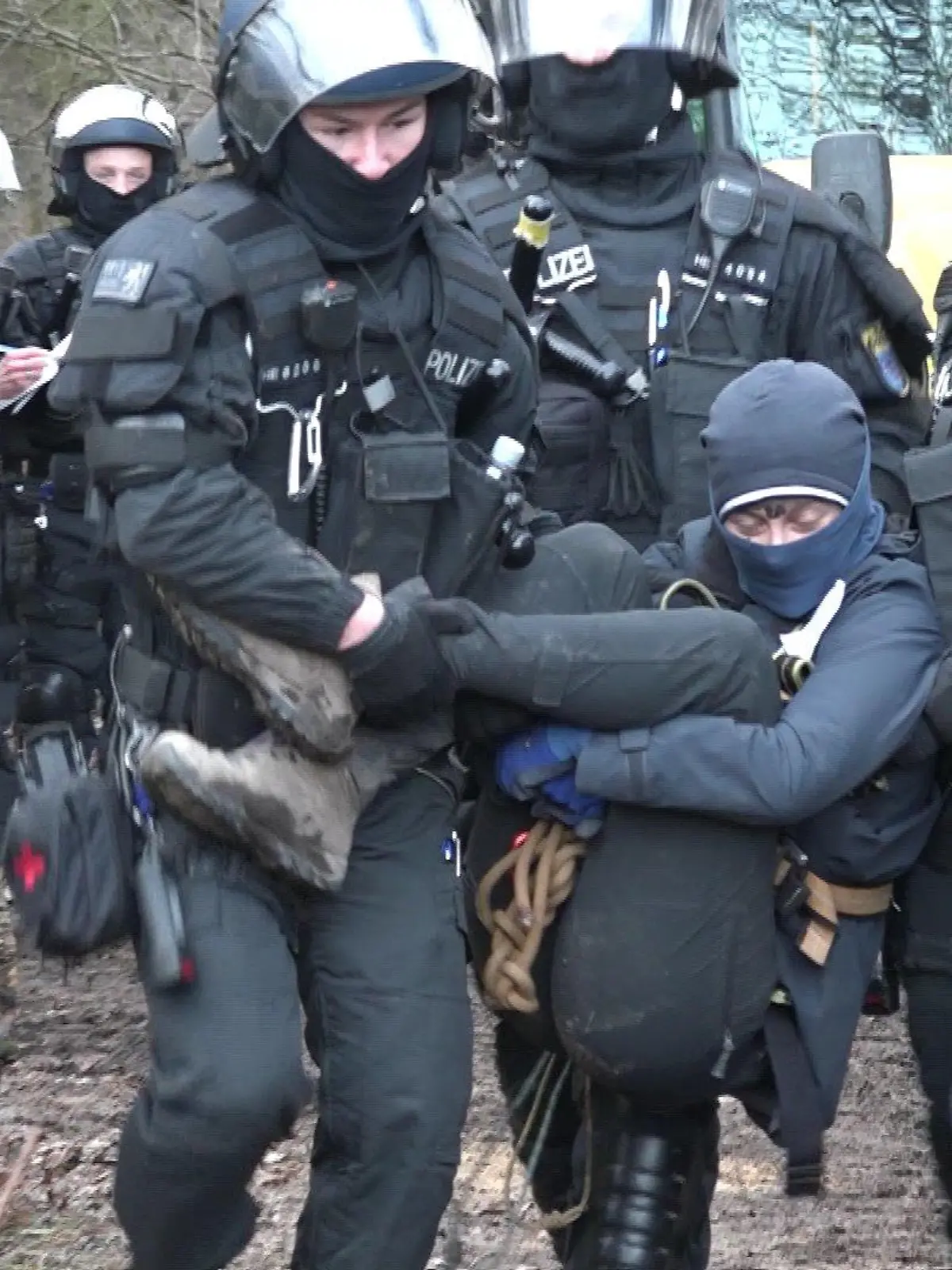 Sie ketten sich an, bilden Sitzblockaden: Alle Zeichen stehen auf Verteidigungsmodus – und das mit vollem Körpereinsatz. Im Fechenheimer Wald in Frankfurt protestieren und besetzen Umweltaktivisten schon länger gegen einen geplanten Autobahnausbau. Nach wochenlanger Vorbereitung räumt die Polizei nun das besetzte Gebiet. Auch Hessens Ministerpräsident Boris Rhein (CDU) und Innenminister Peter Beuth verschaffen sich einen Eindruck am Einsatzort. Ob die Räumung reibungslos ablaufen konnte, erfahren Sie im Videobeitrag.