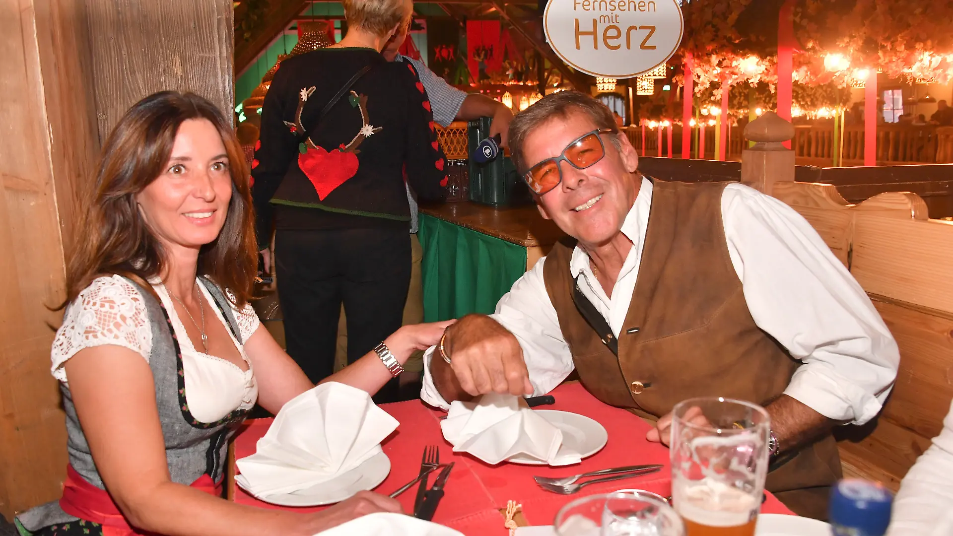 Sascha Hehn mit Freundin Gloria Krass beim Fernsehen mit Herz Wiesn-Treff in Kufflers Weinzelt.