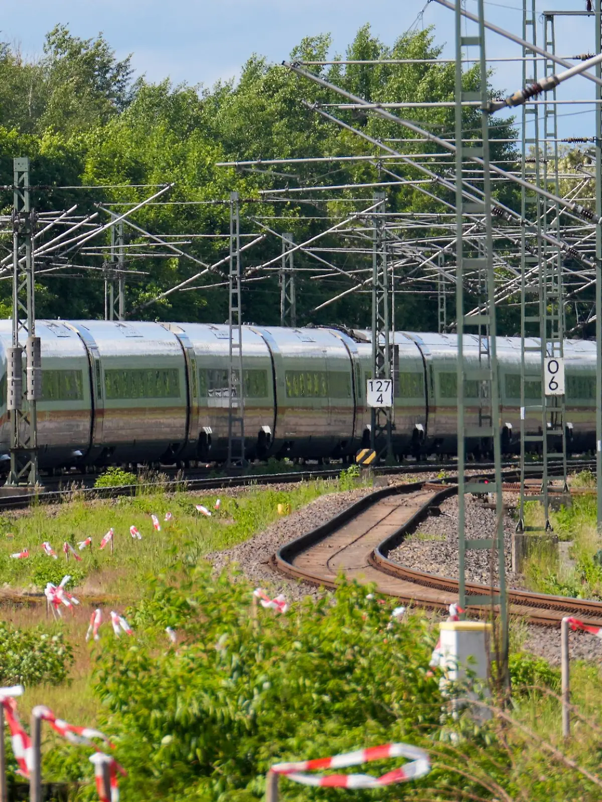 Bild zu: "400 ICE-Passagiere aus Tunnel bei Wien gerettet"