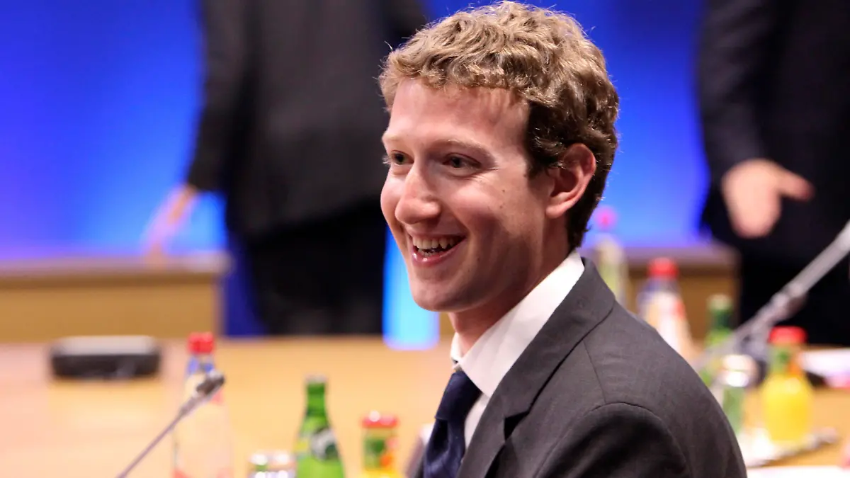 ARCHIV - Facebook-Gründer Mark Zuckerberg auf einer Pressekonferenz beim G-8-Gipfel in Deauville am 26.05.2011. Das Online-Netzwerk kündigte etliche neue Funktionen an, mit denen die 750 Millionen Mitglieder mehr aus ihrem Alltag preisgeben können. Musik, Filme und Nachrichten spielen dabei eine zentrale Rolle. EPA/CHRIS RATCLIFFE (zu dpa 0079 vom 23.09.2011) +++(c) dpa - Bildfunk+++