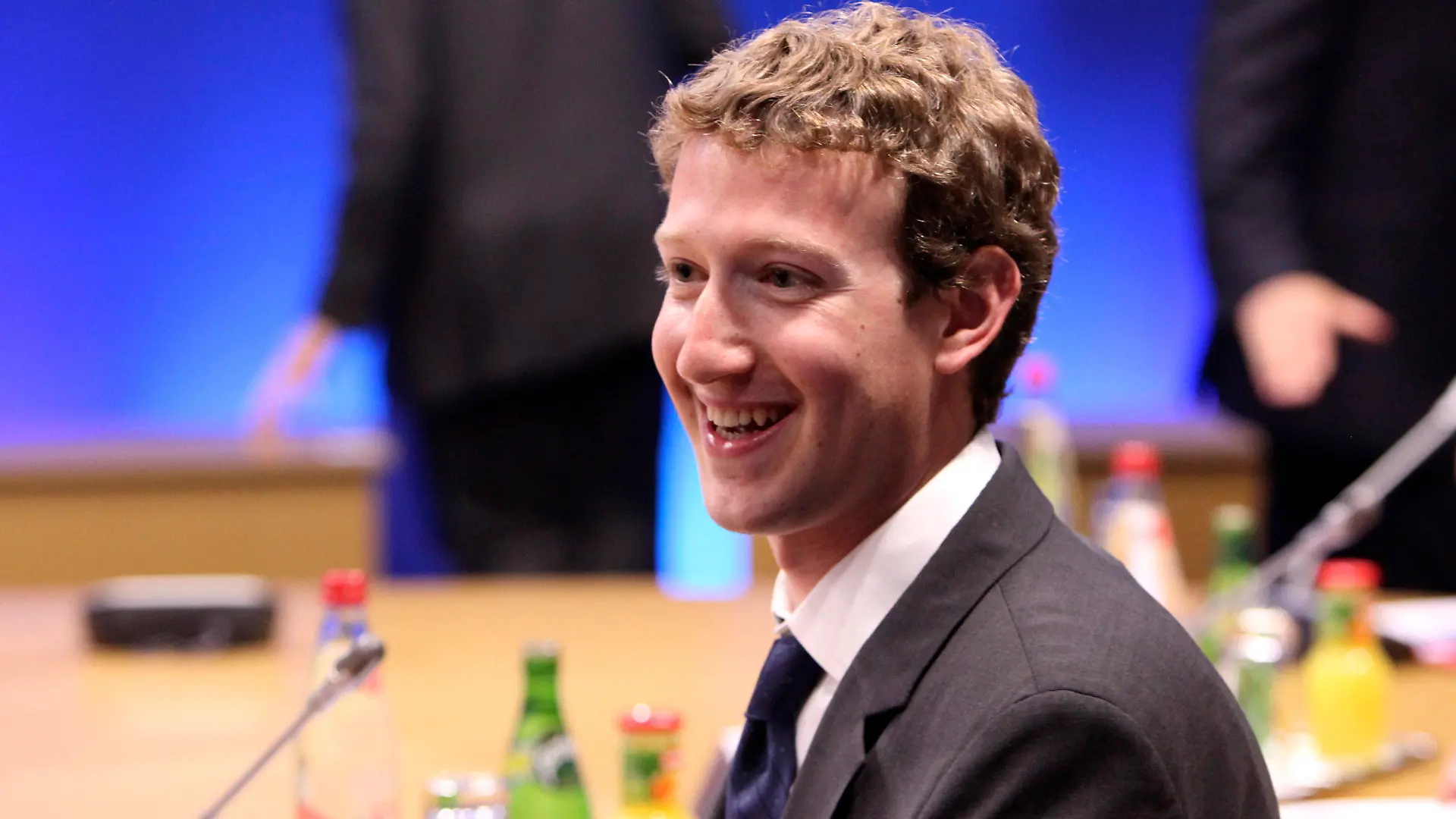 ARCHIV - Facebook-Gründer Mark Zuckerberg auf einer Pressekonferenz beim G-8-Gipfel in Deauville am 26.05.2011. Das Online-Netzwerk kündigte etliche neue Funktionen an, mit denen die 750 Millionen Mitglieder mehr aus ihrem Alltag preisgeben können. Musik, Filme und Nachrichten spielen dabei eine zentrale Rolle. EPA/CHRIS RATCLIFFE (zu dpa 0079 vom 23.09.2011) +++(c) dpa - Bildfunk+++
