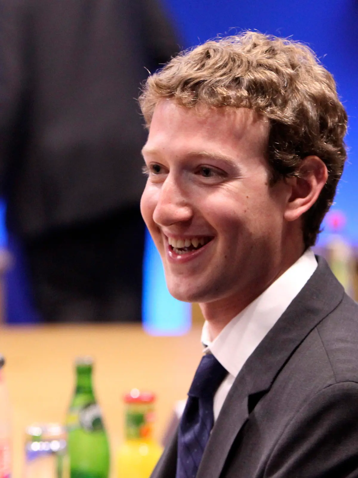 ARCHIV - Facebook-Gründer Mark Zuckerberg auf einer Pressekonferenz beim G-8-Gipfel in Deauville am 26.05.2011. Das Online-Netzwerk kündigte etliche neue Funktionen an, mit denen die 750 Millionen Mitglieder mehr aus ihrem Alltag preisgeben können. Musik, Filme und Nachrichten spielen dabei eine zentrale Rolle. EPA/CHRIS RATCLIFFE (zu dpa 0079 vom 23.09.2011)  +++(c) dpa - Bildfunk+++