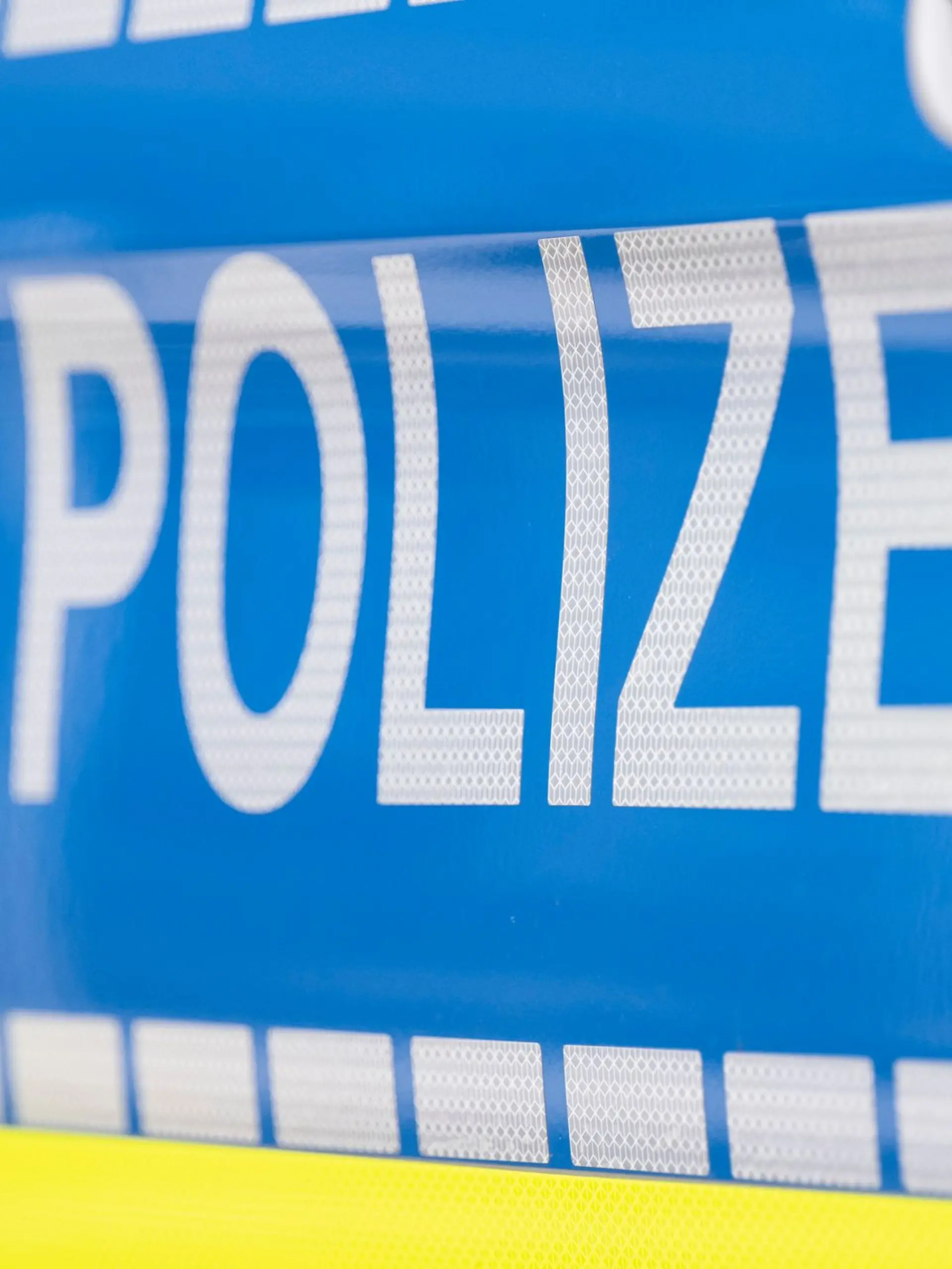 Bild zu: "Mann (63) schlägt auf Passanten ein – und geht dann auf Kind los"