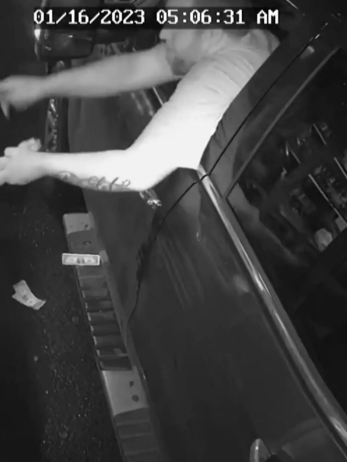 Ein Mann versucht eine Kellnerin an einem Drive-In-Schalter in Auburn im US-Bundesstaat Alabama in sein Auto zu zerren. Blitzschnell reagiert die Frau und reißt sich aus den Händen des mutmaßlichen Entführers. Die Szene zeigen wir im Video.