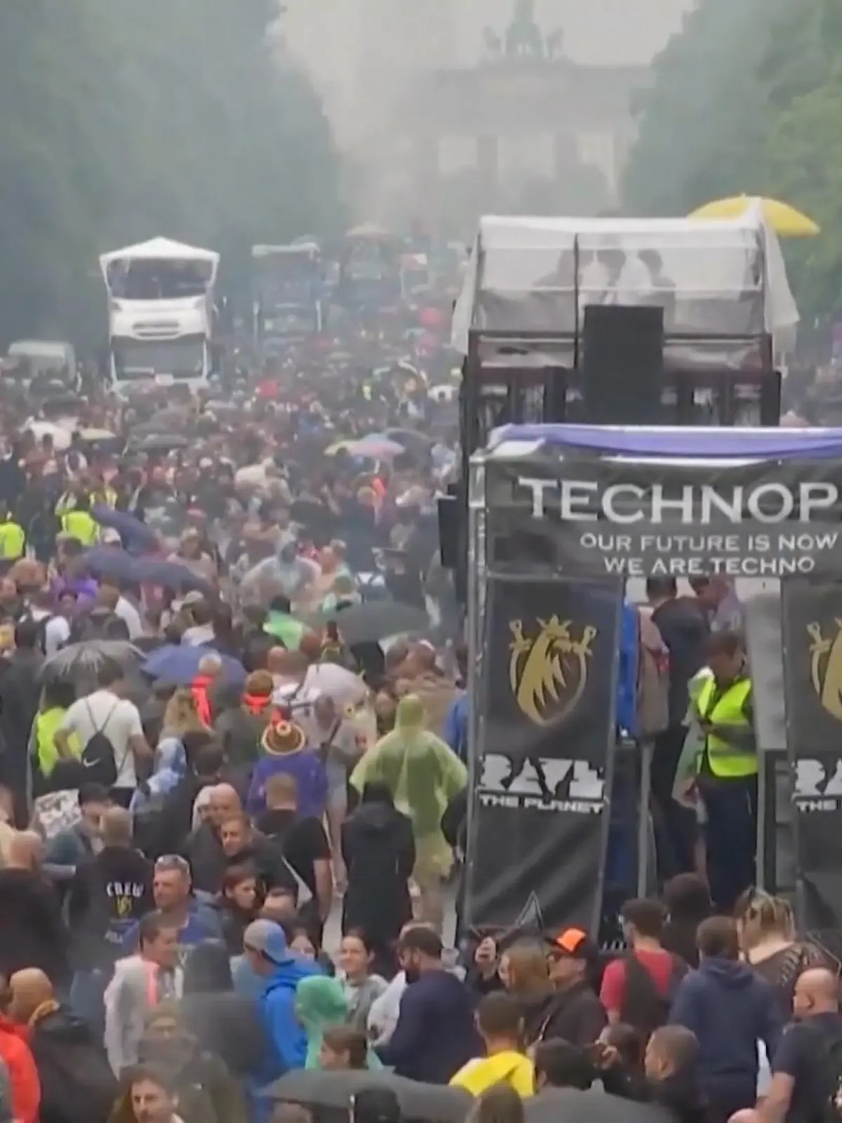 Bild zu: "13 Menschen bei Berliner Techno-Parade in Lebensgefahr"