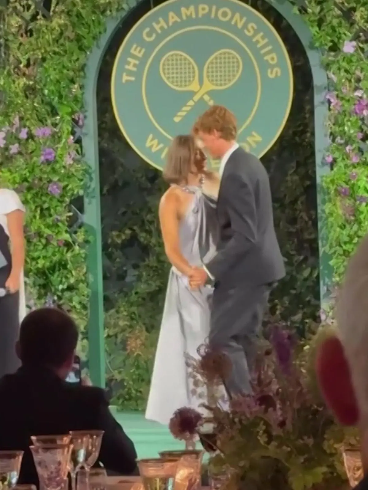 Bild zu: "Wimbledon-Sieger Sinner und Swiatek überzeugen als Tanzpaar"