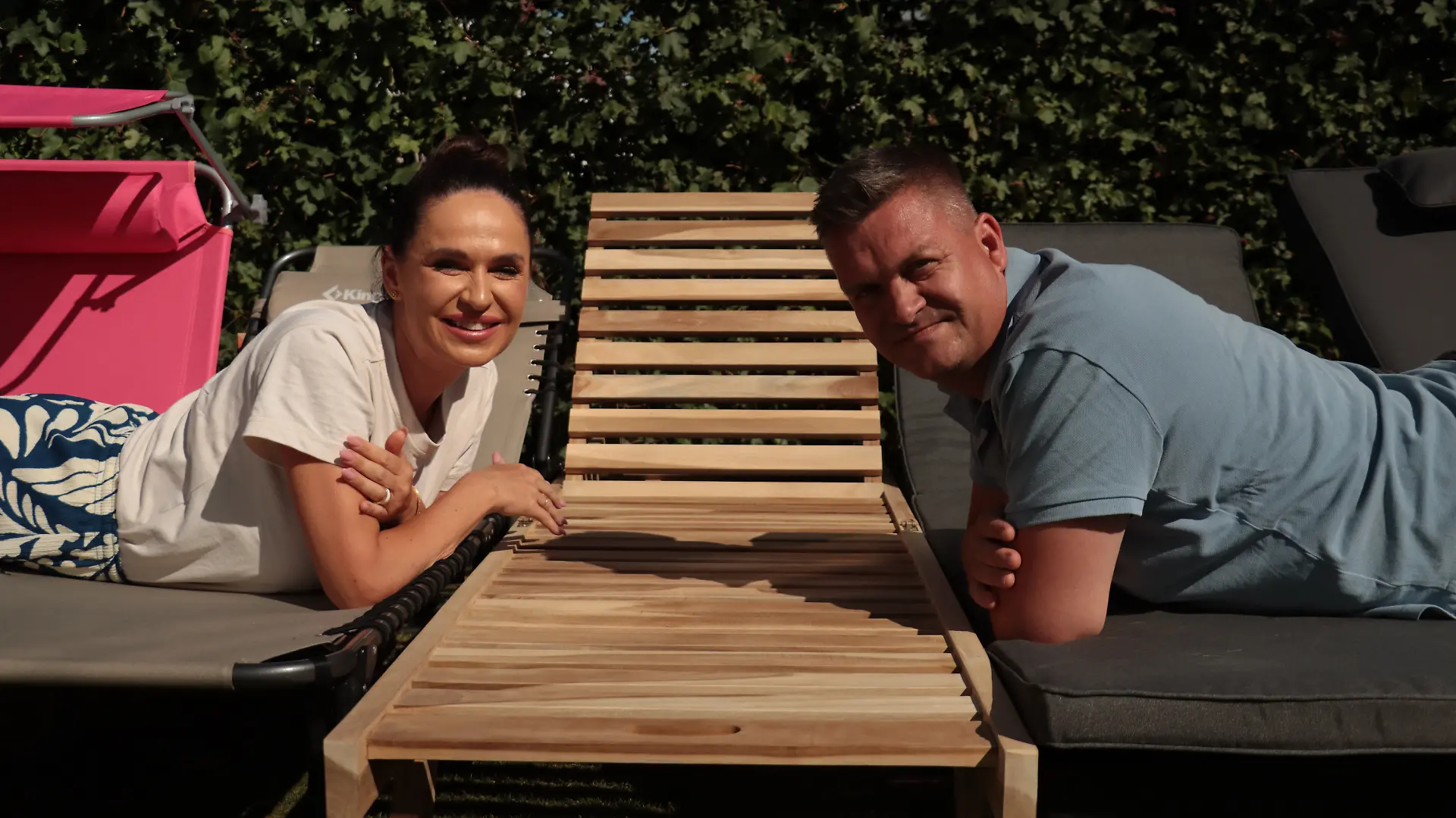 Marta und Florian Krines testen 5 Gartenliegen