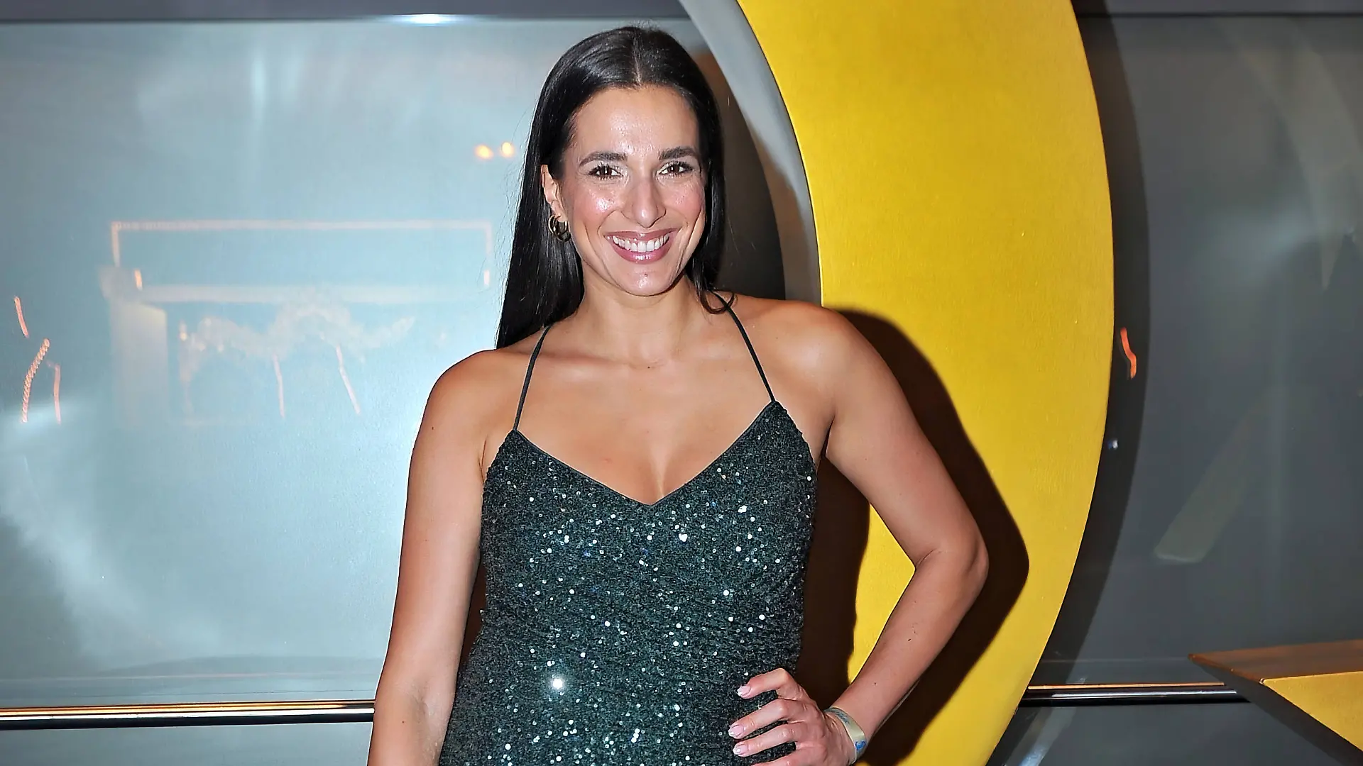 Sally Özcan posiert für die Fotografen