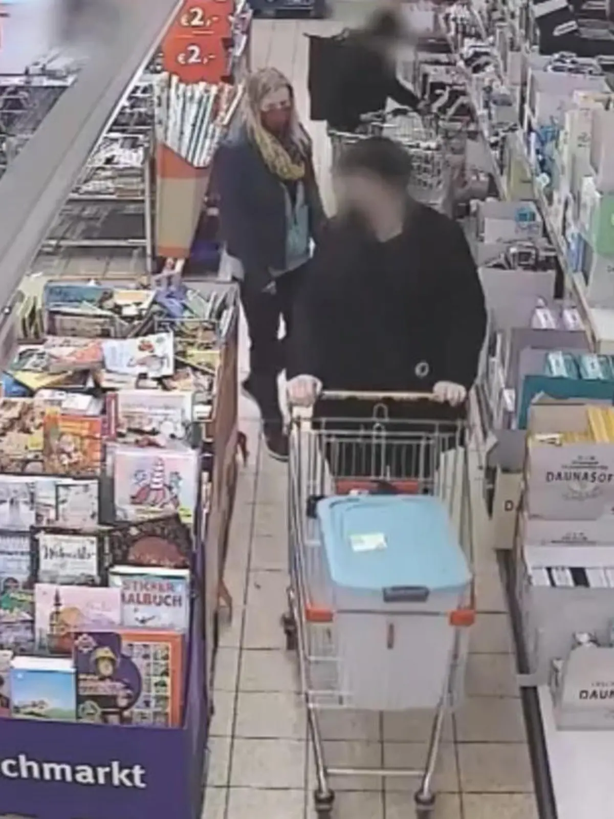 Wo ist Vanessa Huber? Diese Frage beschäftigt die Polizei seit über 10 Wochen. Am 05. November wurde die 39-Jährige zuletzt beim Einkaufen in Unterhaching bei München gesehen. Die Polizei geht mittlerweile von einem Verbrechen aus und weitet die Suchmaßnahmen aus. In der aktualisierten Öffentlichkeitsfahndung zeigt jetzt ein Video die vielleicht letzten Stunden der vermissten Frau.