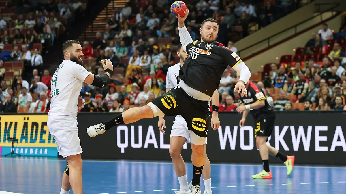 Jannik Kohlbacher (Deutschland, 80) frei am Kreis. Handball-Weltmeisterschaft 2023, Länderspiel zwischen Deutschland und Algerien am 17.01.2023 in Kattowitz.