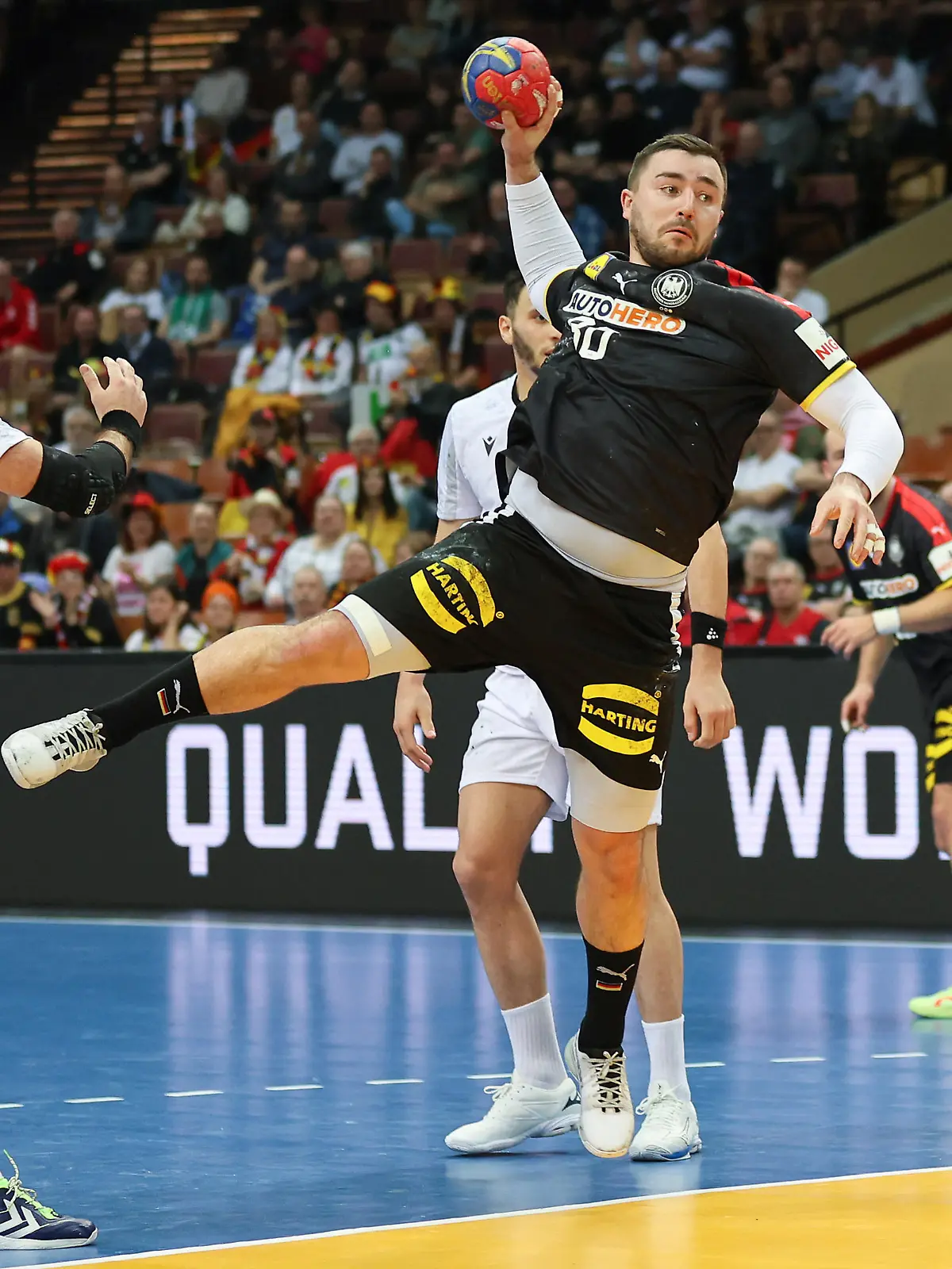 Jannik Kohlbacher (Deutschland, 80) frei am Kreis. Handball-Weltmeisterschaft 2023, Länderspiel zwischen Deutschland und Algerien am 17.01.2023 in Kattowitz.