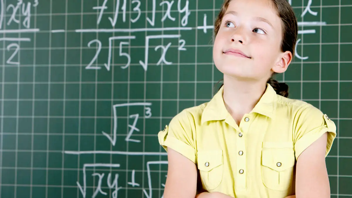 young girl in front of blackboard thinking Keine Weitergabe an Drittverwerter., Royalty free: Bei werblicher Verwendung Preis auf Anfrage