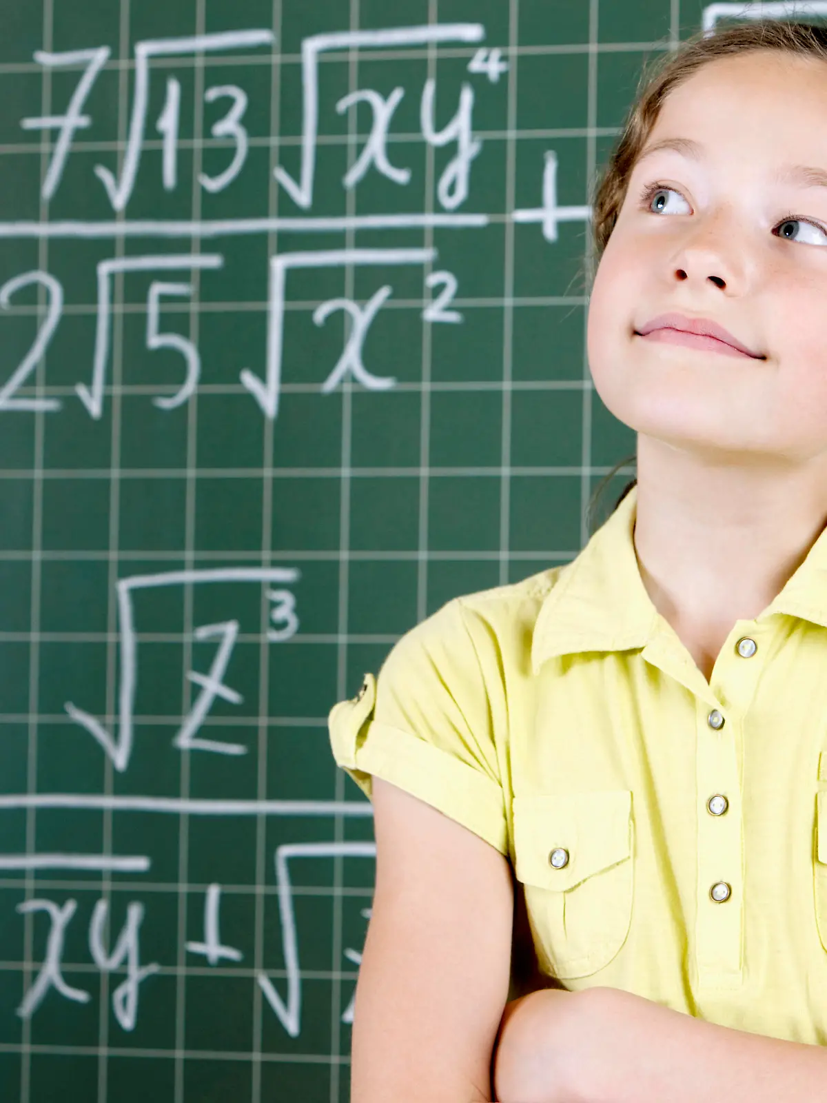 young girl in front of blackboard thinking Keine Weitergabe an Drittverwerter., Royalty free: Bei werblicher Verwendung Preis auf Anfrage