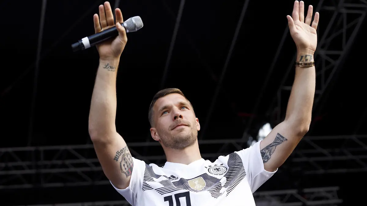 Lukas Podolski bei Poldi s Public Viewing Party , der größten Public Viewing Open Air Party Kölns auf der Galopprennbahn in Weidenpesch. Köln, 23.06.2018 *** Lukas Podolski at Poldi s Public Viewing Party of the largest public viewing open air party in Cologne at the racecourse in Weidenpesch Cologne 23 06 2018 Foto:xC.xHardtx/xFuturexImage