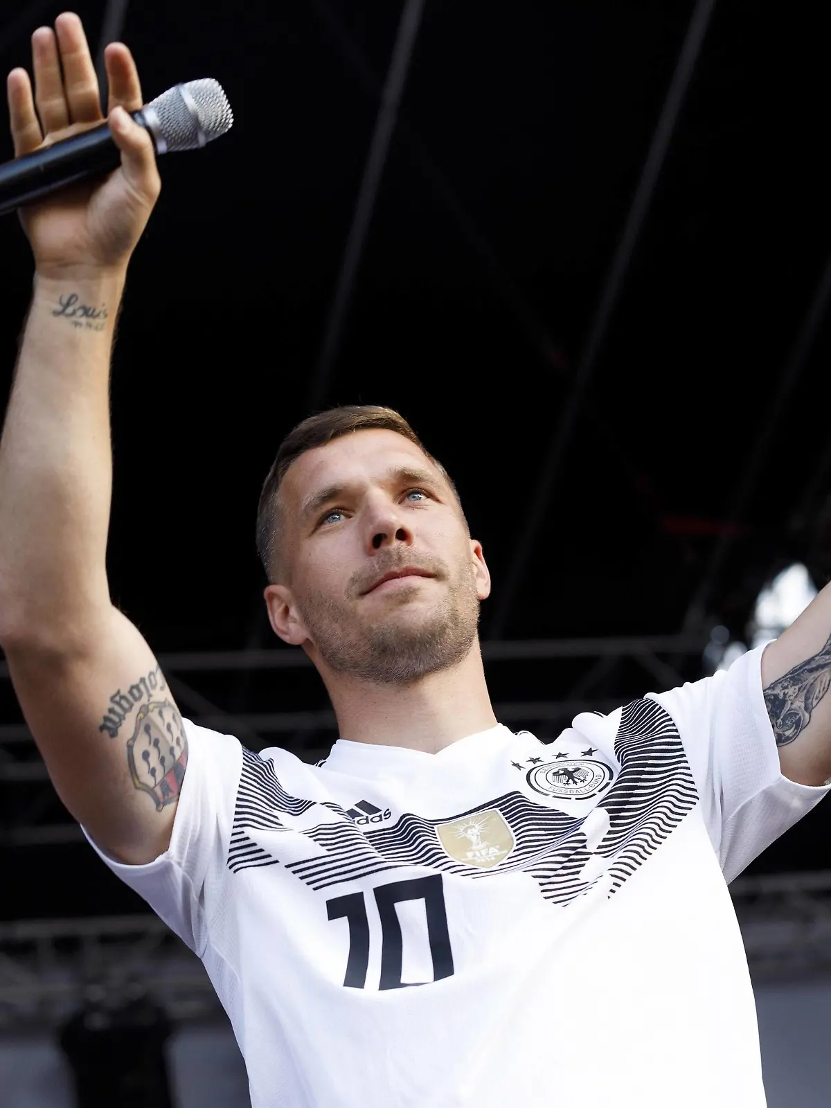 Lukas Podolski bei Poldi s Public Viewing Party , der größten Public Viewing Open Air Party Kölns auf der Galopprennbahn in Weidenpesch. Köln, 23.06.2018 *** Lukas Podolski at Poldi s Public Viewing Party of the largest public viewing open air party in Cologne at the racecourse in Weidenpesch Cologne 23 06 2018 Foto:xC.xHardtx/xFuturexImage  