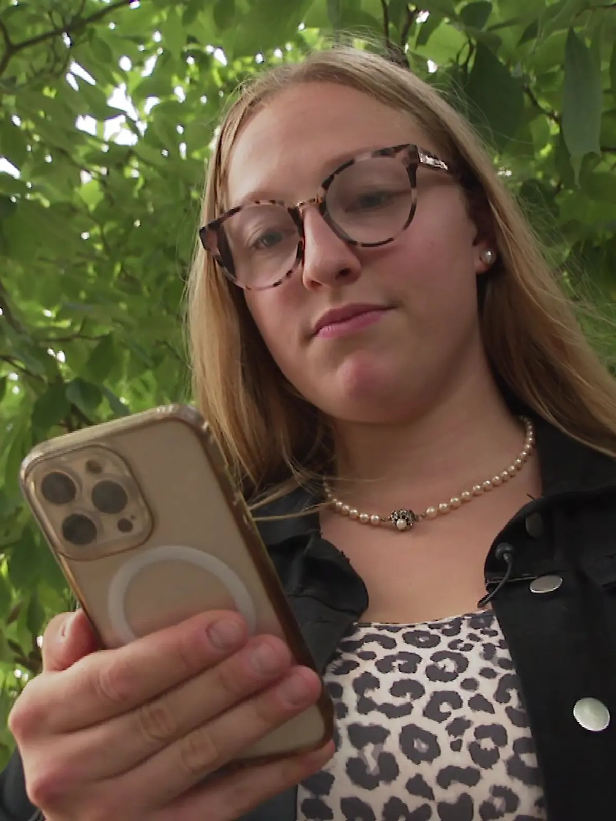 Als sich die 20-jährige Lotta auf dem Heimweg von einem Unbekannten verfolgt fühlt, filmt sie den Mann.