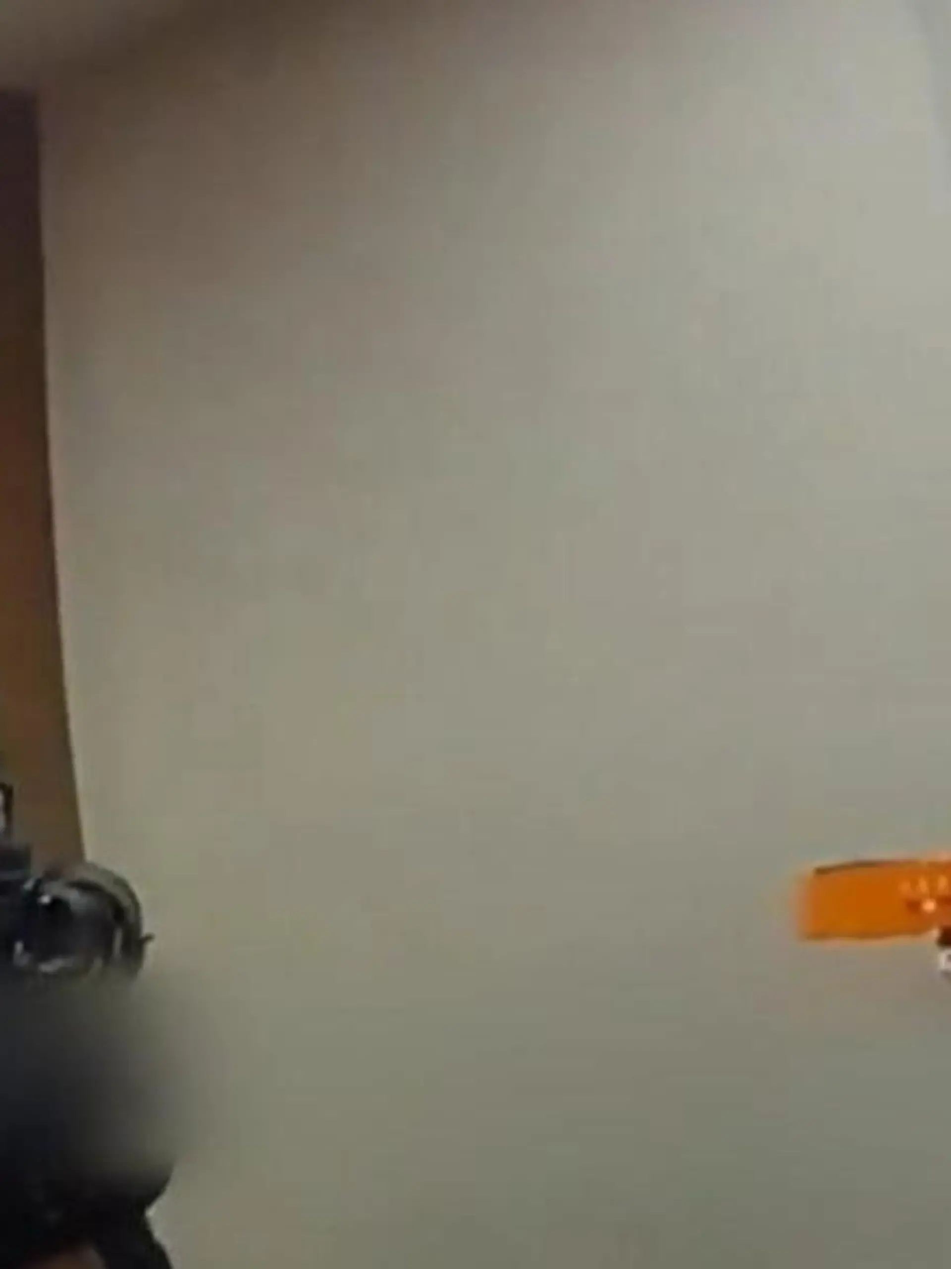 Nichtsahnend öffnet eine Frau aus Tempe (USA) die Tür, plötzlich wird sie von der Polizei erwartet.