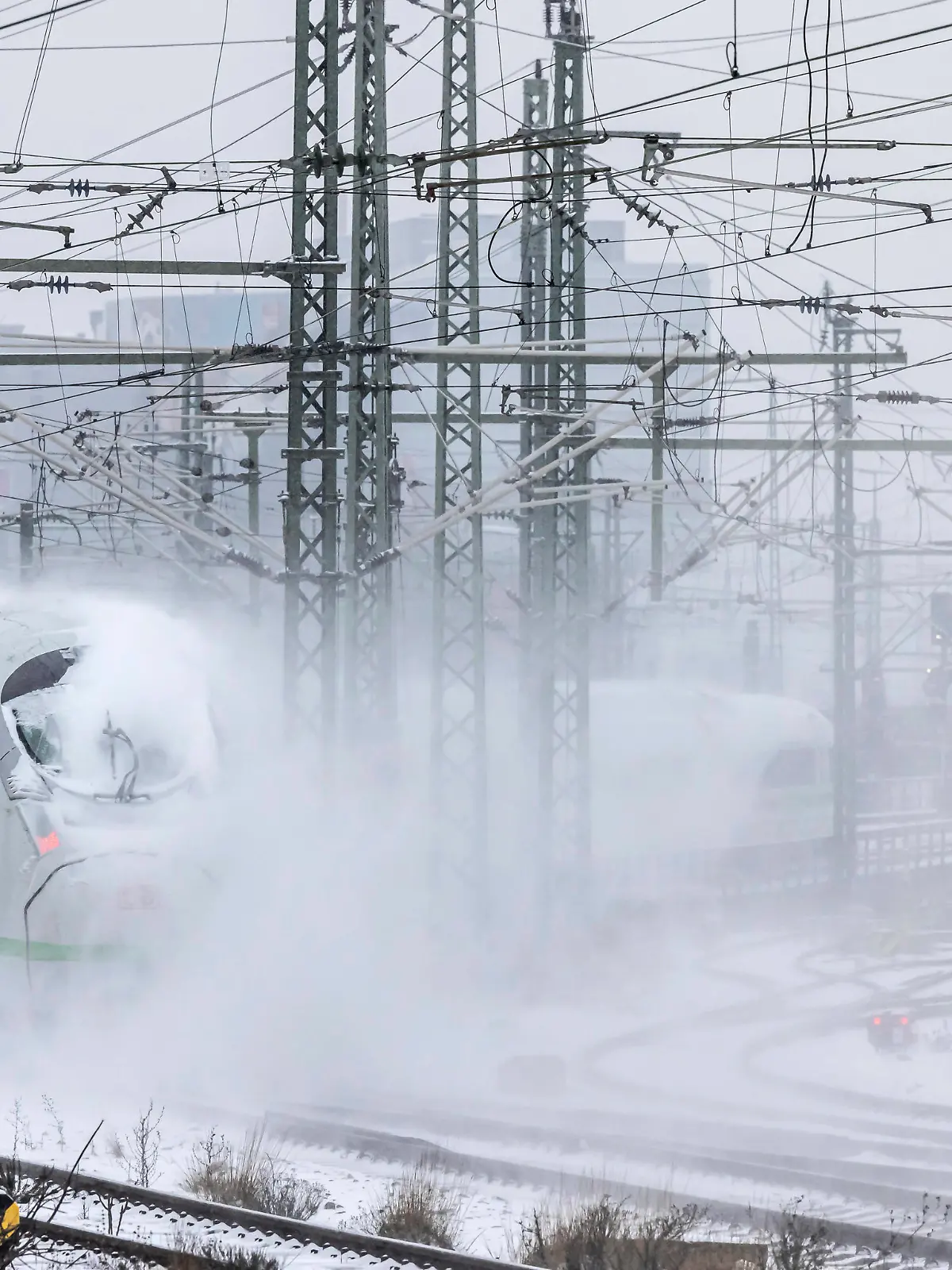 News Themen der Woche KW06 News Bilder des Tages Winter im Hauptbahnhof Stuttgart. Schnee bedingt kommt es zu Verspätungen und Zugausfällen. // DEU, Deutschland, Baden-Württemberg, Stuttgart, 10.02.2021. *** Winter at Stuttgart main station due to snow delays and train cancellations DEU, Germany, Baden Württemberg, Stuttgart, 10 02 2021