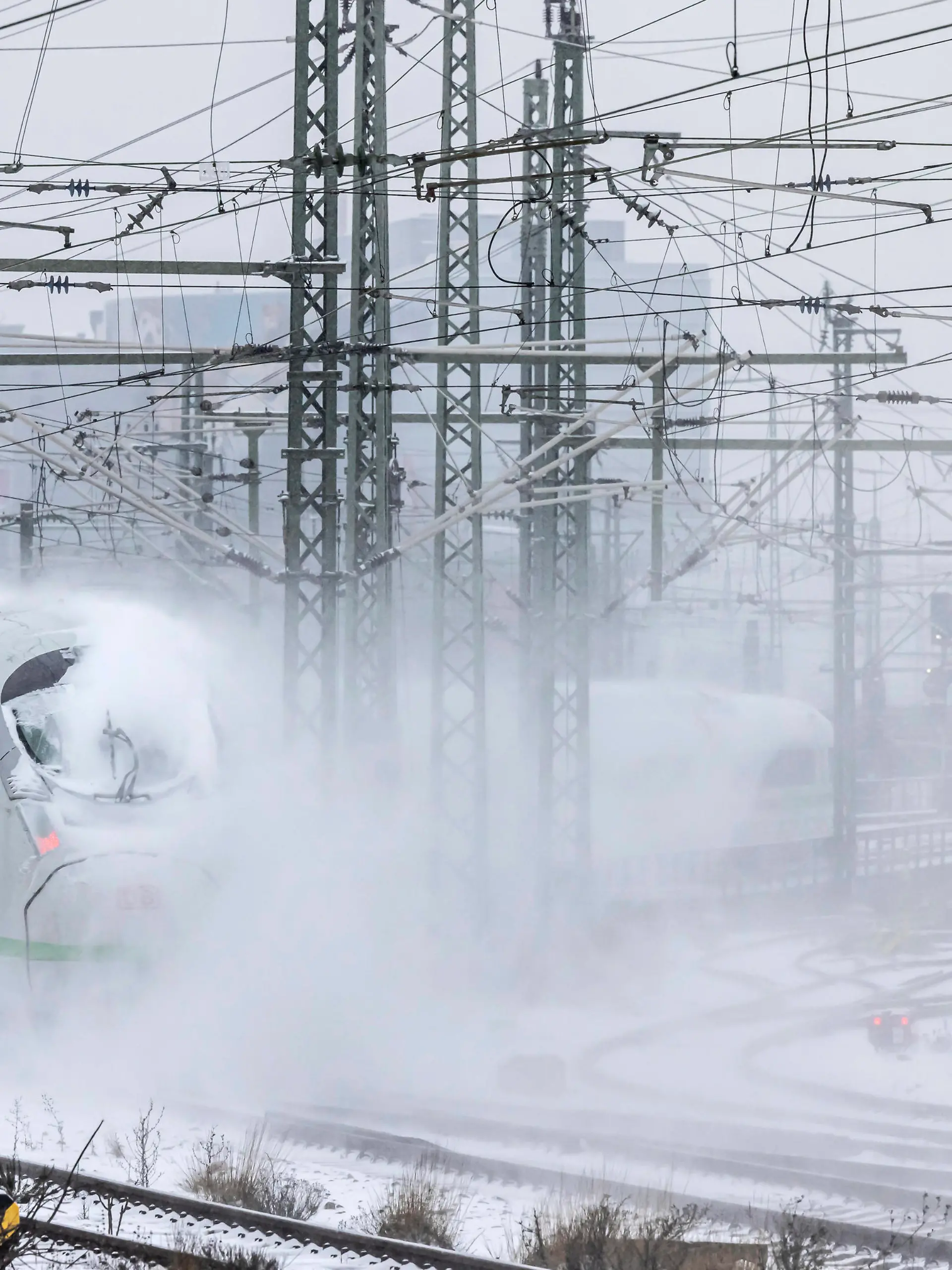 News Themen der Woche KW06 News Bilder des Tages Winter im Hauptbahnhof Stuttgart. Schnee bedingt kommt es zu Verspätungen und Zugausfällen. // DEU, Deutschland, Baden-Württemberg, Stuttgart, 10.02.2021. *** Winter at Stuttgart main station due to snow delays and train cancellations DEU, Germany, Baden Württemberg, Stuttgart, 10 02 2021