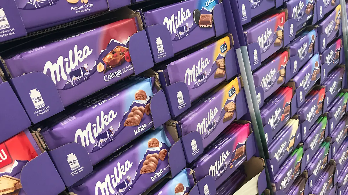 Mehrere Schokoladentafeln im Regal.
