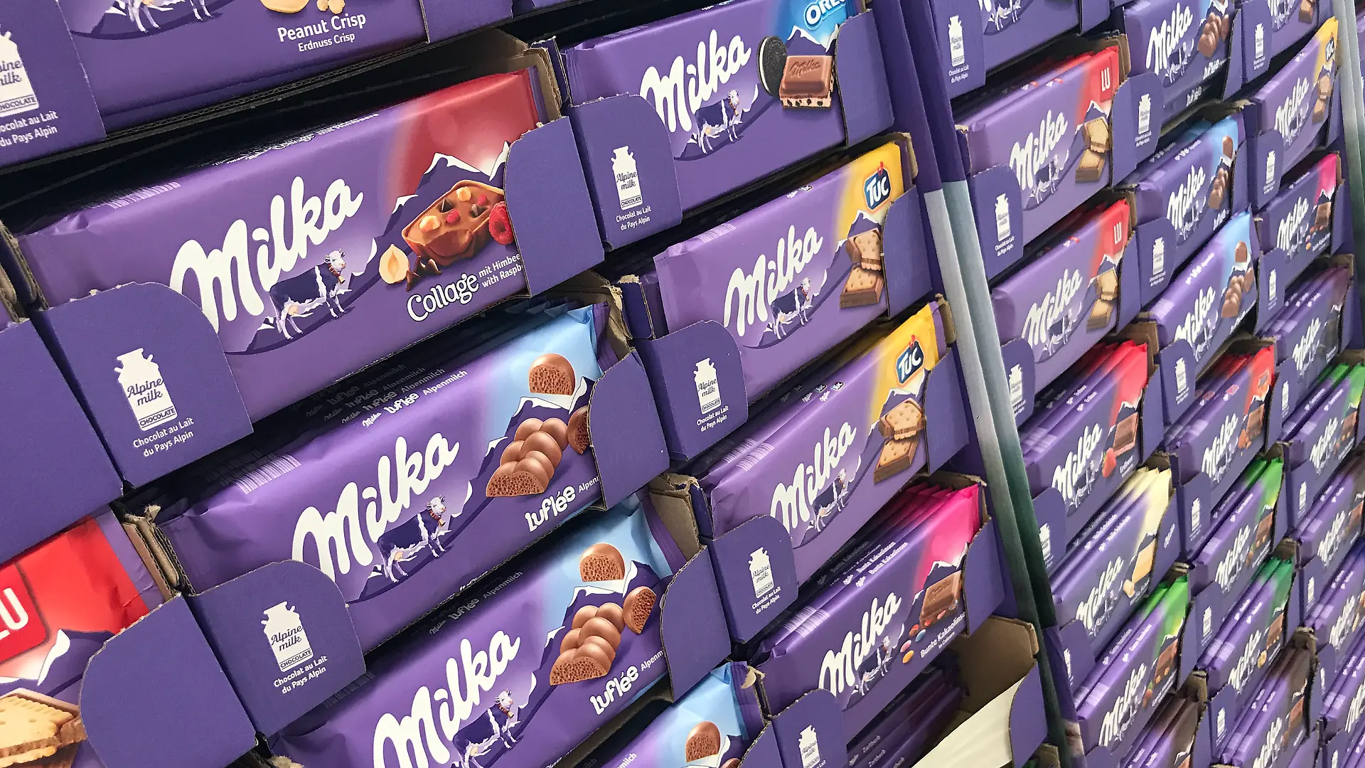 Mehrere Schokoladentafeln im Regal.
