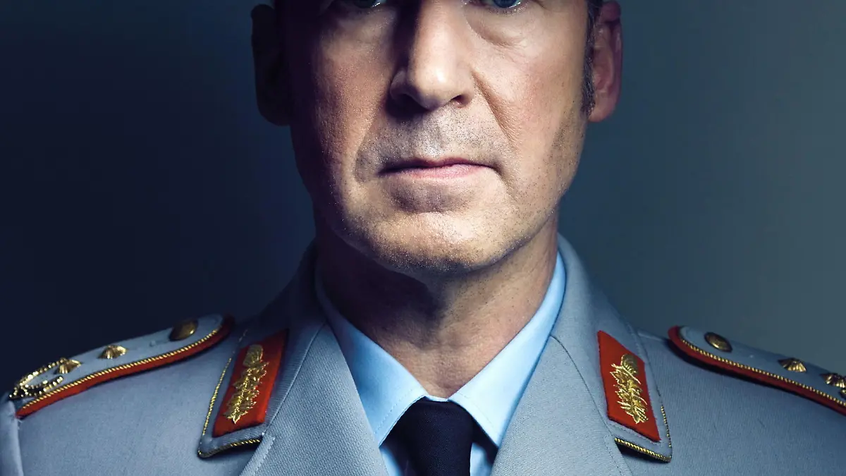 Ulrich Noethen spielt General Wolfang Edel