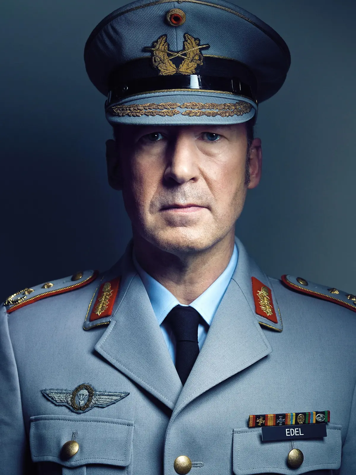 Ulrich Noethen spielt General Wolfang Edel