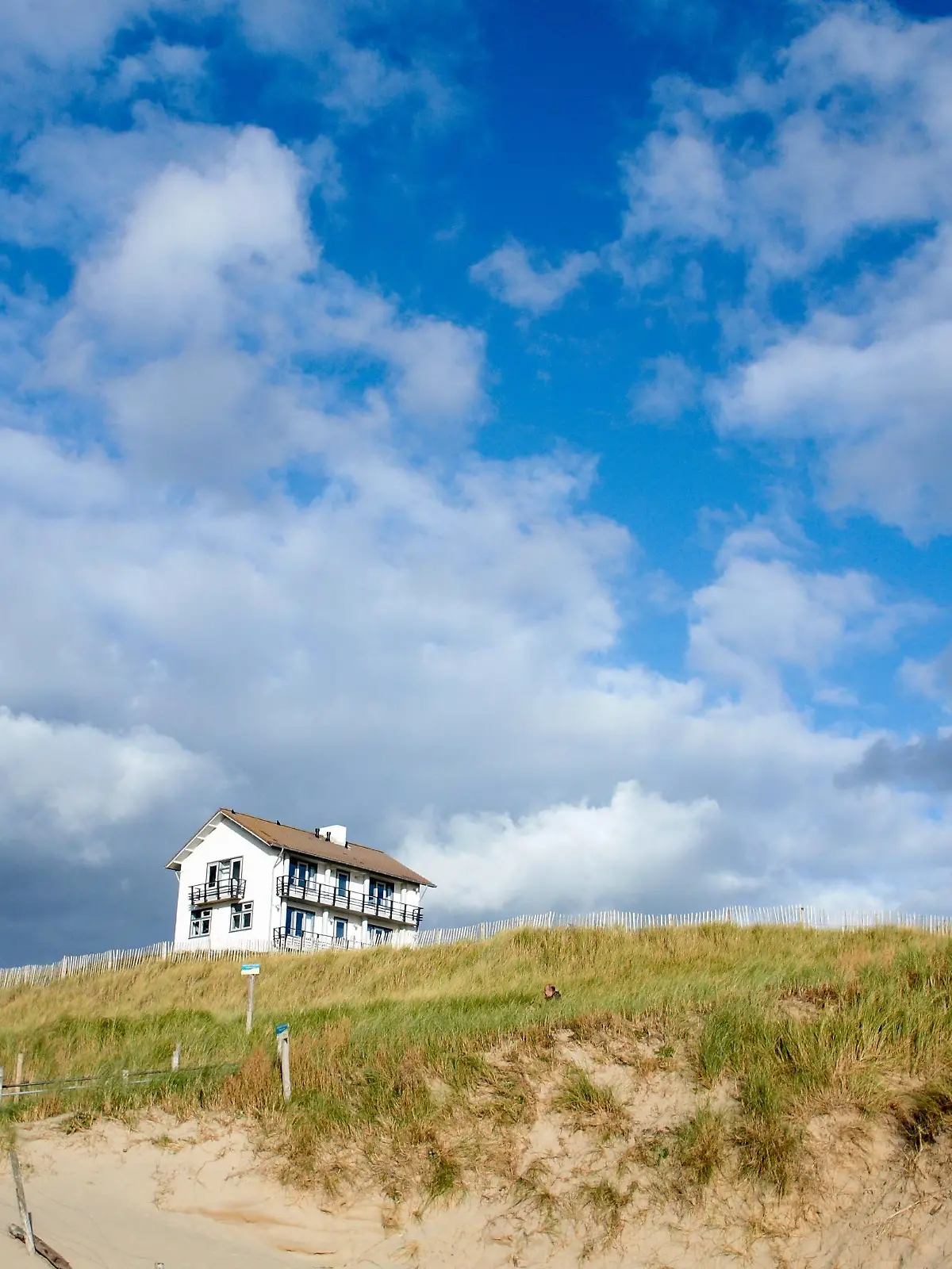 Haus in den Duenen im Herbst am Strand der Nordsee in Bergen aan Zee, Niederlande am 09.10.2012 . Foto: Bernd Thissen/dpa