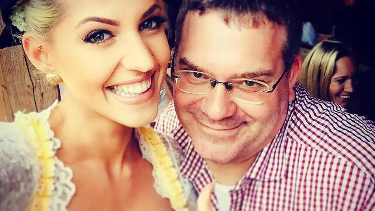 Sarah Nowak und Elton im Bierzelt