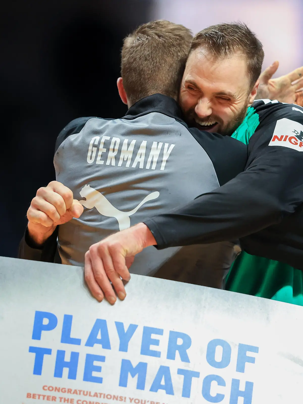 Handball: WM, Deutschland - Norwegen, Finalrunde, Spiel um Platz 5 in der Tele2 Arena. Deutschlands Torhüter Andreas Wolff wurde zum Player of the Match gewählt und wird von Torhüter Joel Birlehm umarmt.