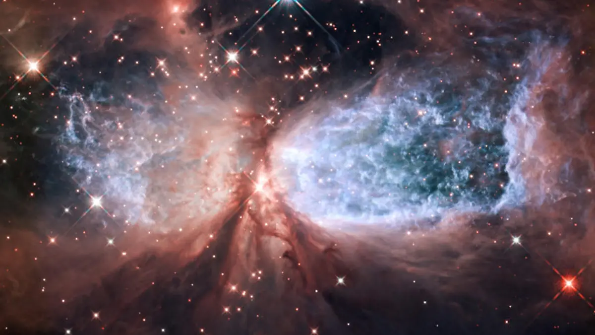 Image #: 16674145 Hubble Serves Up a Holiday Snow Angel The bipolar star-forming region, called Sharpless 2-106, looks like a soaring, celestial snow angel. The outstretched "wings" of the nebula record the contrasting imprint of heat and motion against the backdrop of a colder medium. Twin lobes of super-hot gas, glowing blue in this image, stretch outward from the central star. This hot gas creates the "wings" of our angel. A ring of dust and gas orbiting the star acts like a belt, cinching the expanding nebula into an "hourglass" shape. MAI/NASA /Landov Keine Weitergabe an Drittverwerter.