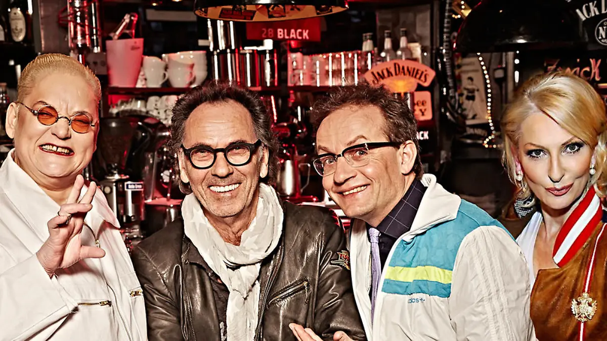 Hella von Sinnen, Hugo Egon Balder und Wigald Boning freuen sich über Neuzugang Désirée Nick (v.l.n.r.)