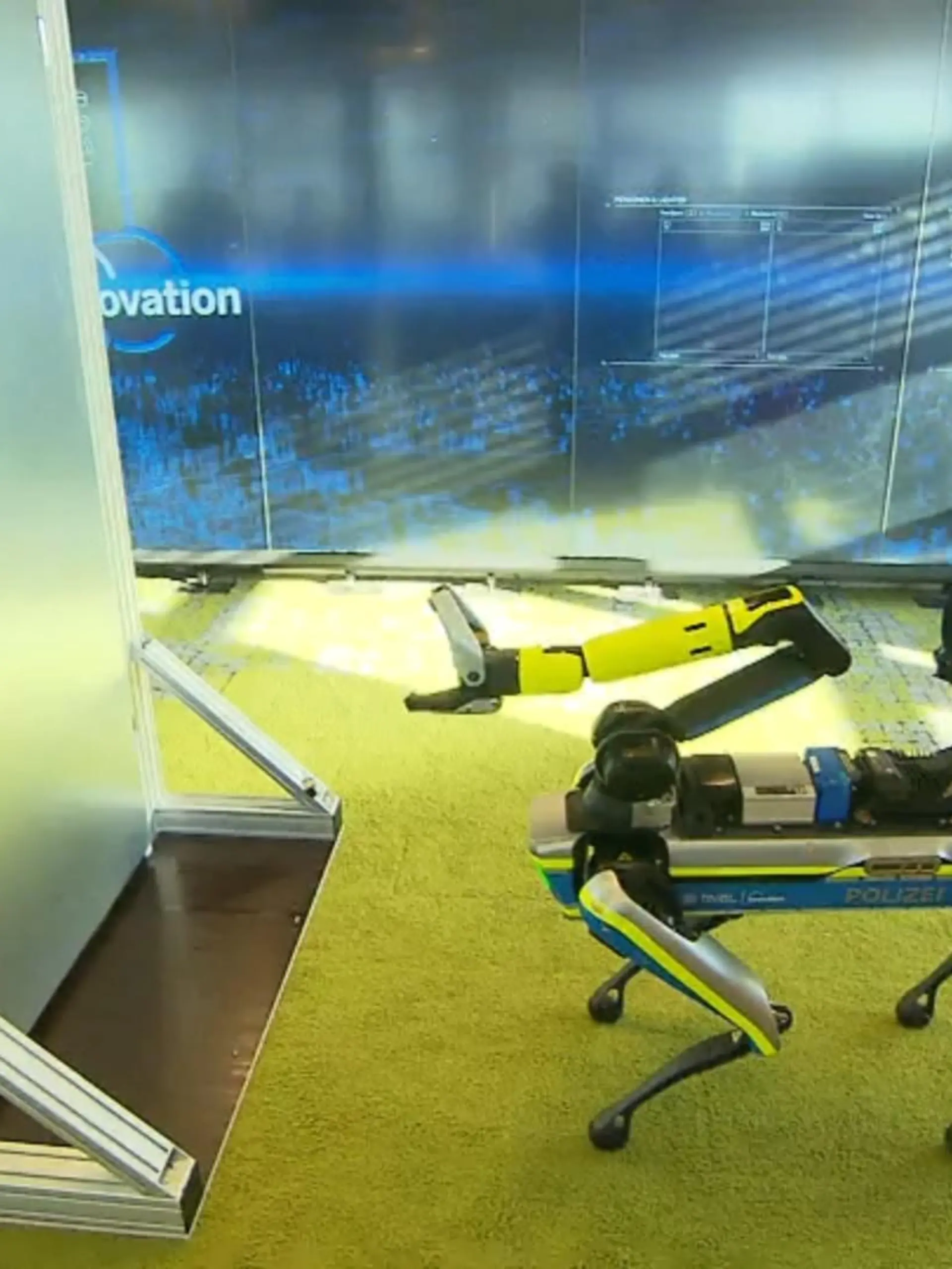 Bild zu: "Roboterhund mit Greifarm"