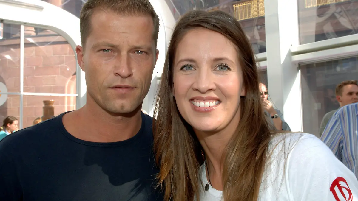 Das Schauspielerpaar Til und Dana Schweiger posieren am  17.09.2005 bei der 61. Internationalen Automobil-Ausstellung (IAA) in Frankfurt am Main (Archivfoto). Schauspieler Til Schweiger und seine Frau Dana haben sich nach zehn Jahren Ehe getrennt. «Wir haben langsam gemerkt, dass unser Leben nebeneinanderher läuft», sagte Dana Schweiger (37) der «Bild»-Zeitung (Montagausgabe). Größtes Problem sei gewesen, dass «wir nie genug Zeit füreinander hatten», sagte Til Schweiger (41). Einen Scheidungskrieg werde es aber nicht geben. «Bei uns ist Scheidung überhaupt kein Thema», sagte der Schauspieler. Für die vier Kinder im Alter von zehn, acht, sieben und drei Jahren wolle man weiter gemeinsam sorgen. Foto: Christine Kokot  +++(c) dpa - Bildfunk+++