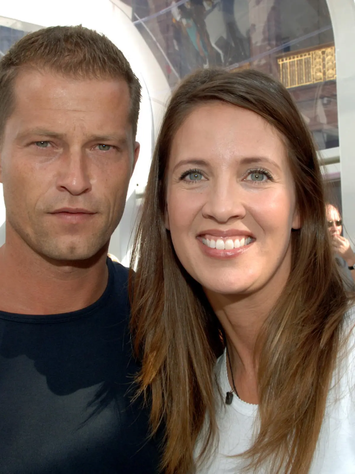 Das Schauspielerpaar Til und Dana Schweiger posieren am  17.09.2005 bei der 61. Internationalen Automobil-Ausstellung (IAA) in Frankfurt am Main (Archivfoto). Schauspieler Til Schweiger und seine Frau Dana haben sich nach zehn Jahren Ehe getrennt. «Wir haben langsam gemerkt, dass unser Leben nebeneinanderher läuft», sagte Dana Schweiger (37) der «Bild»-Zeitung (Montagausgabe). Größtes Problem sei gewesen, dass «wir nie genug Zeit füreinander hatten», sagte Til Schweiger (41). Einen Scheidungskrieg werde es aber nicht geben. «Bei uns ist Scheidung überhaupt kein Thema», sagte der Schauspieler. Für die vier Kinder im Alter von zehn, acht, sieben und drei Jahren wolle man weiter gemeinsam sorgen. Foto: Christine Kokot  +++(c) dpa - Bildfunk+++