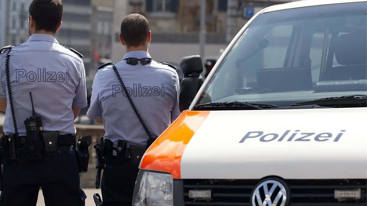 Zwei Stadtpolizisten beobachten den Verkehr am Freitag, 15. April 2011, in Zuerich. Die Zuercher Stadtpolizisten haben ihre Drohung wahr gemacht: Seit Mitternacht verteilen sie bei Bagatelldelikten keine Ordnungsbussen mehr. Die Beamten protestieren mit diesem Schritt gegen Sparmassnahmen der Stadt. (KEYSTONE/Alessandro Della Bella) |