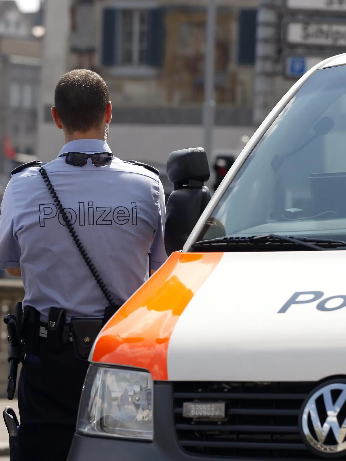 Zwei Stadtpolizisten beobachten den Verkehr am Freitag, 15. April 2011, in Zuerich. Die Zuercher Stadtpolizisten haben ihre Drohung wahr gemacht: Seit Mitternacht verteilen sie bei Bagatelldelikten keine Ordnungsbussen mehr. Die Beamten protestieren mit diesem Schritt gegen Sparmassnahmen der Stadt. (KEYSTONE/Alessandro Della Bella) |