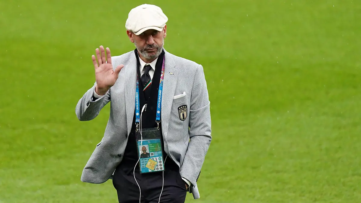 ARCHIV - 11.07.2021, Großbritannien, London: Fußball: EM, Italien - England, Finalrunde, Finale im Wembley Stadion. Gianluca Vialli, Chef der italienischen Delegation, winkt vor dem Spiel. Der ehemalige Stürmer starb im Alter von 58 Jahren an Krebs. Sein früherer Teamkollege Dino Baggio fordert eine Untersuchung der Pharma-Substanzen, die die Spieler damals bekommen hätten. (zu dpa: «Nach Krebs-Tod von Vialli: Debatte in Italien über Doping im Fußball») Foto: Mike Egerton/Press Association/dpa +++ dpa-Bildfunk +++