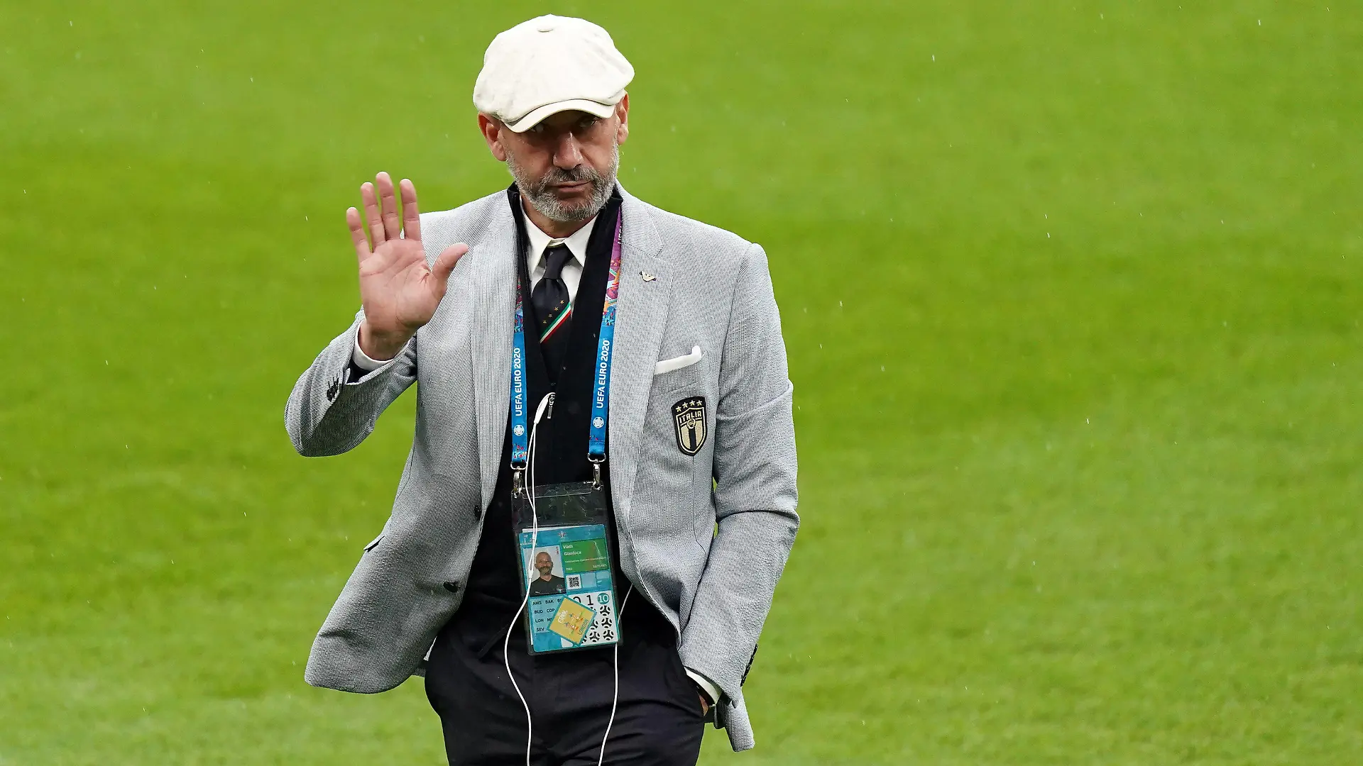 ARCHIV - 11.07.2021, Großbritannien, London: Fußball: EM, Italien - England, Finalrunde, Finale im Wembley Stadion. Gianluca Vialli, Chef der italienischen Delegation, winkt vor dem Spiel. Der ehemalige Stürmer starb im Alter von 58 Jahren an Krebs. Sein früherer Teamkollege Dino Baggio fordert eine Untersuchung der Pharma-Substanzen, die die Spieler damals bekommen hätten. (zu dpa: «Nach Krebs-Tod von Vialli: Debatte in Italien über Doping im Fußball») Foto: Mike Egerton/Press Association/dpa +++ dpa-Bildfunk +++