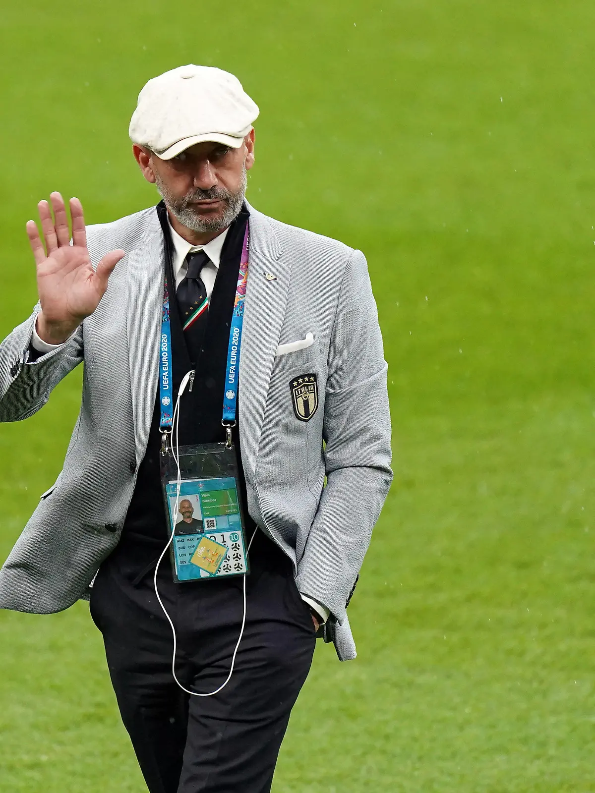 ARCHIV - 11.07.2021, Großbritannien, London: Fußball: EM, Italien - England, Finalrunde, Finale im Wembley Stadion. Gianluca Vialli, Chef der italienischen Delegation, winkt vor dem Spiel. Der ehemalige Stürmer starb im Alter von 58 Jahren an Krebs. Sein früherer Teamkollege Dino Baggio fordert eine Untersuchung der Pharma-Substanzen, die die Spieler damals bekommen hätten. (zu dpa: «Nach Krebs-Tod von Vialli: Debatte in Italien über Doping im Fußball») Foto: Mike Egerton/Press Association/dpa +++ dpa-Bildfunk +++